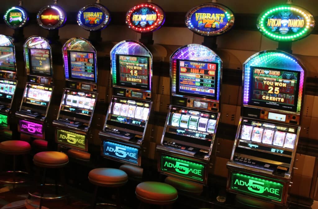 Ventajas de jugar en las máquinas tragamonedas de tu barrio